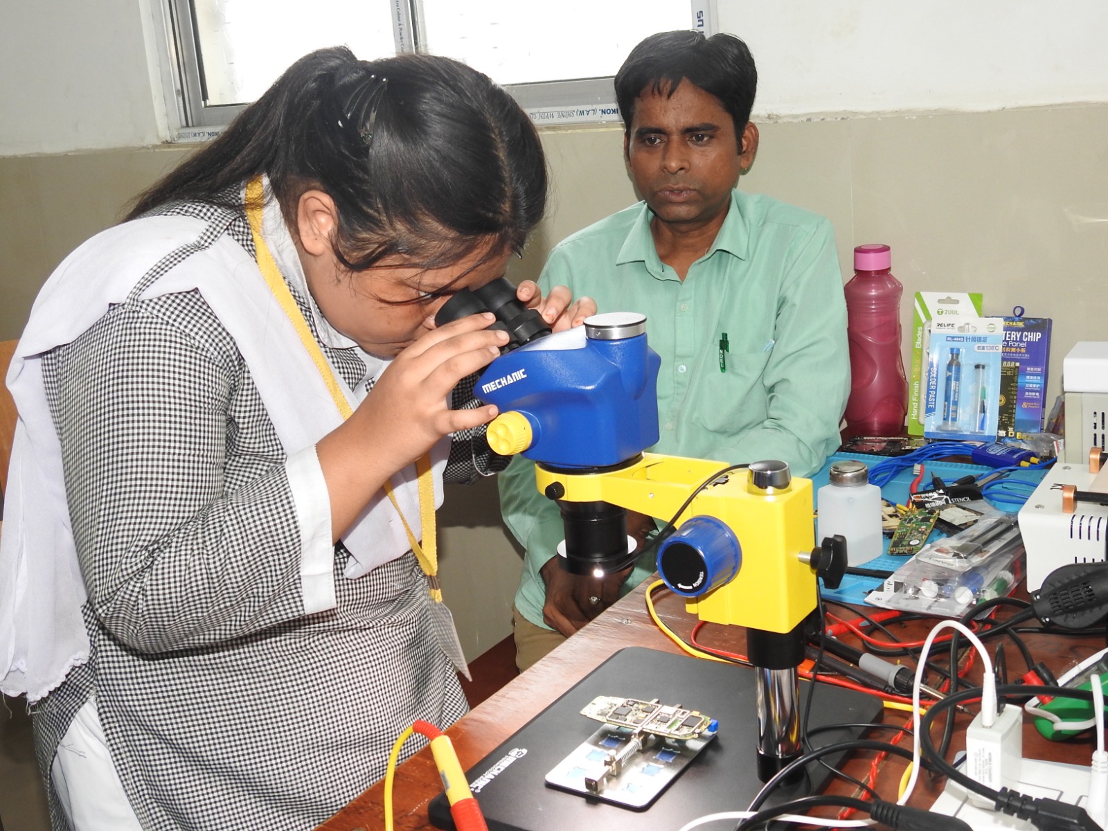 Students Learning Mobile Technology at Digital Lab